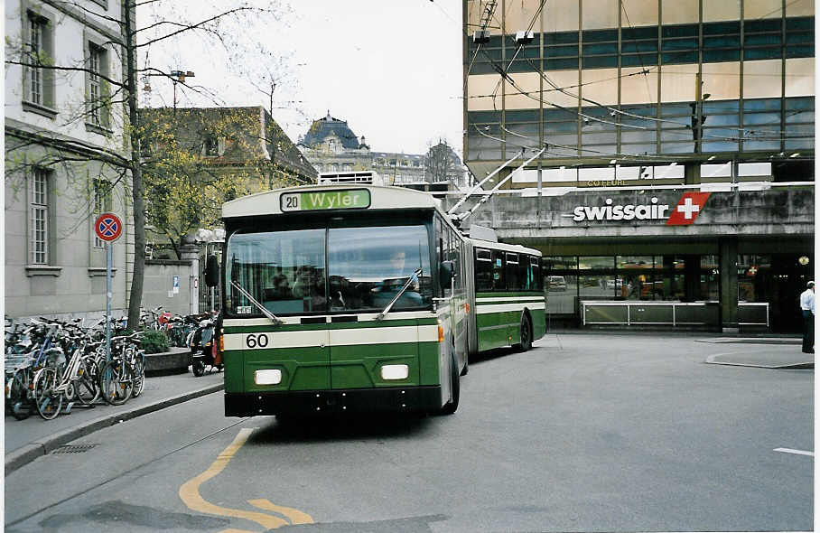 (045'731) - SVB Bern - Nr. 60 - FBW/Hess Gelenktrolleybus am 18. April 2001 beim Bahnhof Bern