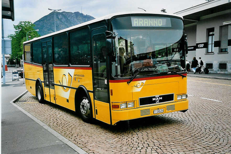 (045'906) - Autopostale, Croglio - TI 198'494 - MAN/Lauber (ex Ferretti, Sessa) am 23. April 2001 beim Bahnhof Lugano