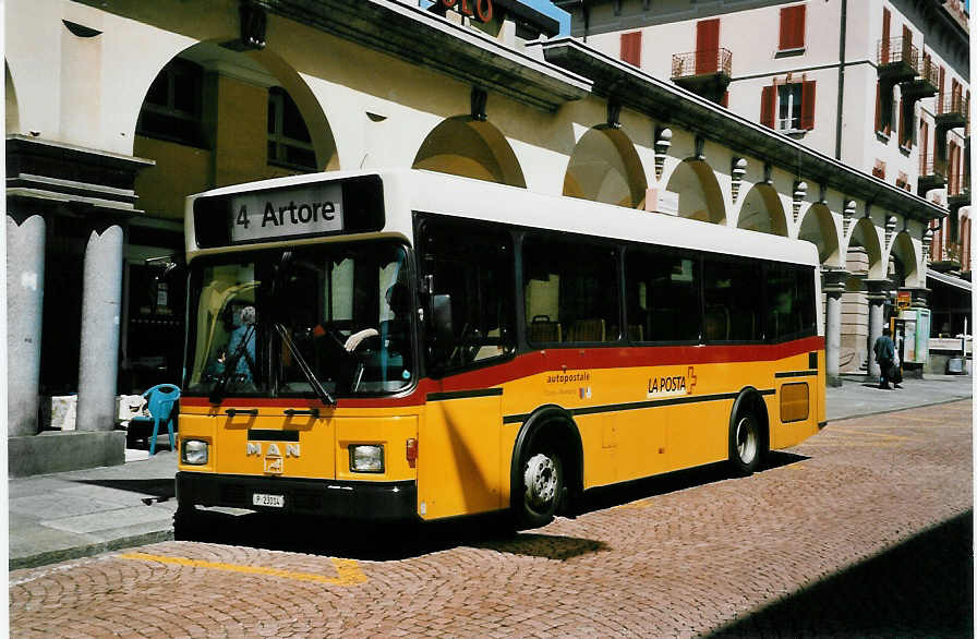 (046'232) - PTT-Regie - P 23'014 - MAN/Lauber am 24. April 2001 beim Bahnhof Bellinzona