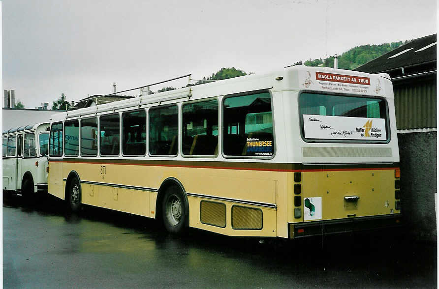 (046'524) - STI Thun - Nr. 46 - Saurer/R&J am 10. Mai 2001 in Thun, Garage