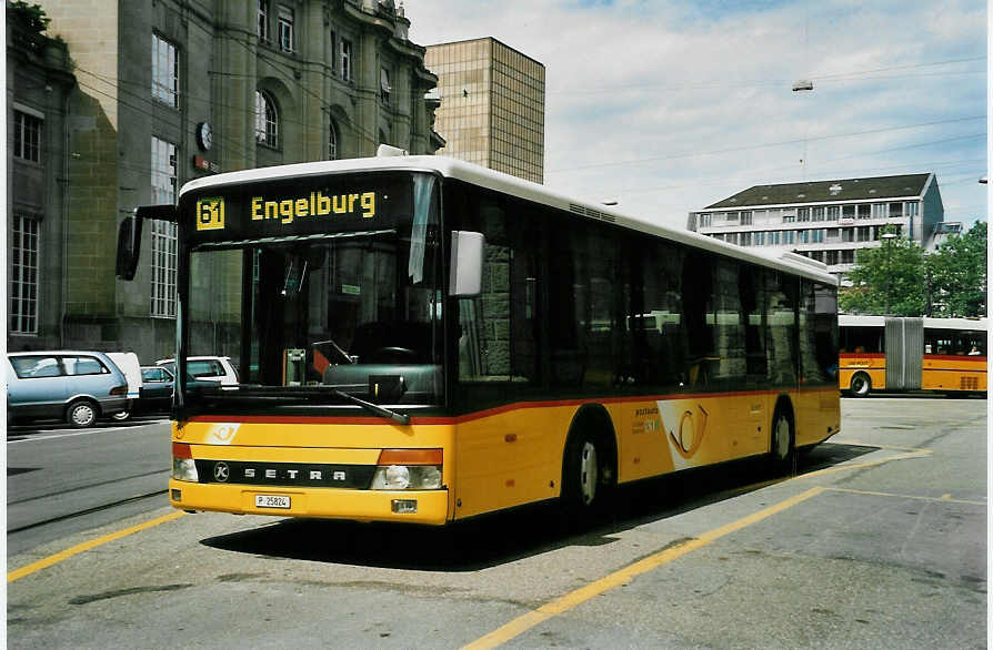 (047'710) - PTT-Regie - P 25'824 - Setra am 10. Juli 2001 beim Bahnhof St. Gallen