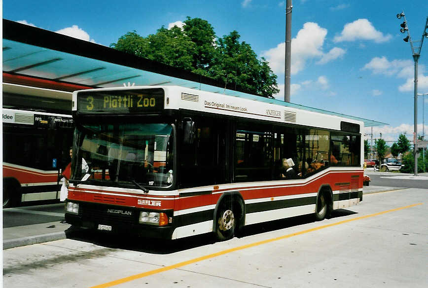 (048'226) - Seiler, Frauenfeld (Stadtbus) - Nr. 117/TG 123'628 - Neoplan am 17. Juli 2001 beim Bahnhof Frauenfeld