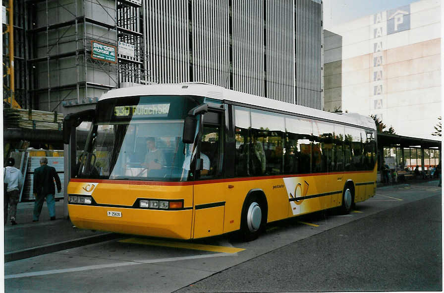 (048'616) - PTT-Regie - P 25'618 - Neoplan am 18. Juli 2001 in Zrich, Flughafen