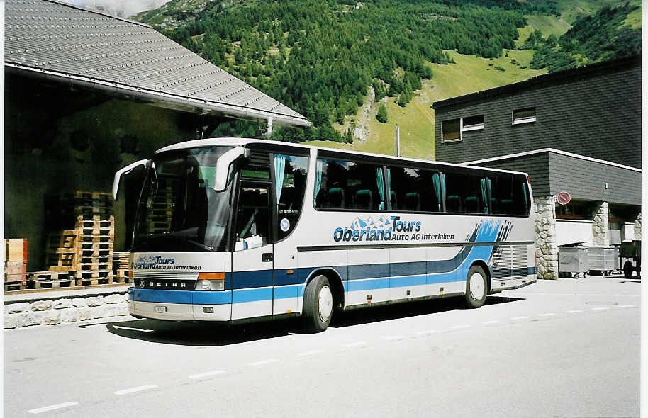 (049'215) - AAGI Interlaken - Nr. 14/BE 87'017 - Setra am 20. August 2001 beim Bahnhof Andermatt