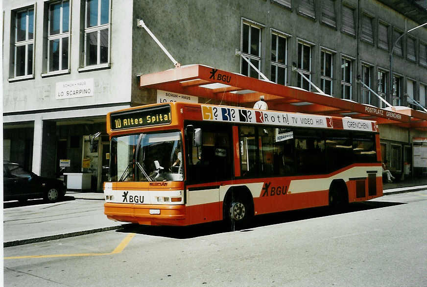 (049'502) - BGU Grenchen - Nr. 1/SO 21'958 - Neoplan am 25. August 2001 in Grenchen, Postplatz