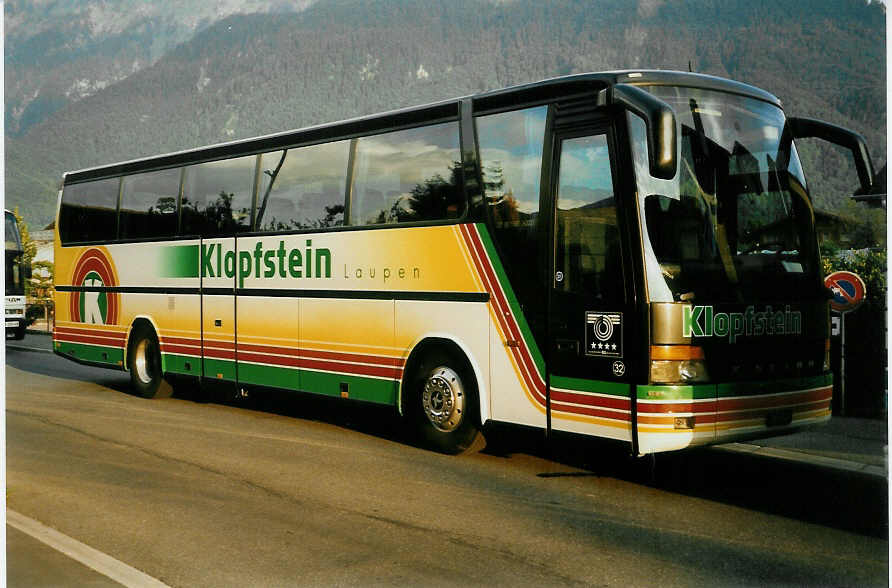 (049'515) - Klopfstein, Laupen - Nr. 32/BE 452'032 - Setra am 25. August 2001 in Matten, Marktgasse