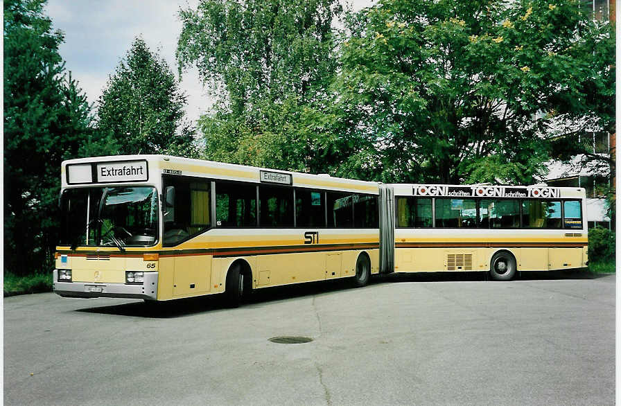 (049'802) - STI Thun - Nr. 65/BE 435'065 - Mercedes am 20. September 2001 in Thun, Garage