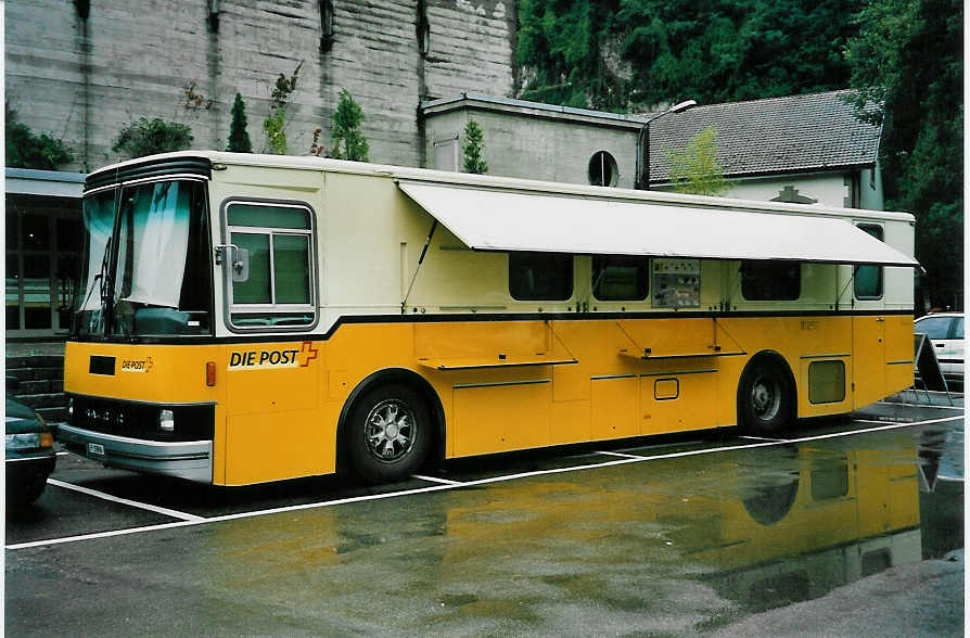 (049'816) - PTT-Regie - P 19'906 - Saurer/Lauber Automobilpostbro am 23. September 2001 in Burgdorf, Marktplatz (allerletzter Einsatztag!)