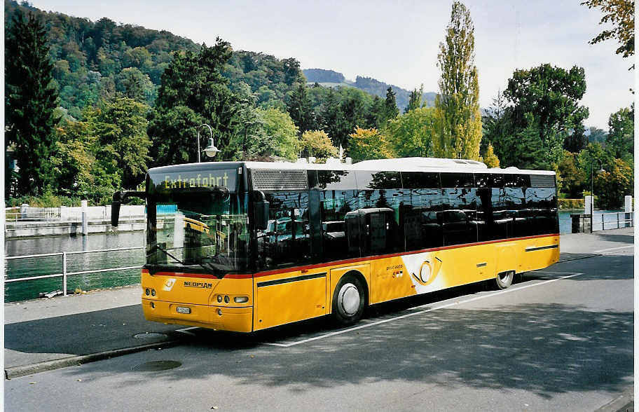 (049'903) - Engeloch, Riggisberg - Nr. 12/BE 520'405 - Neoplan am 27. September 2001 bei der Schifflndte Thun