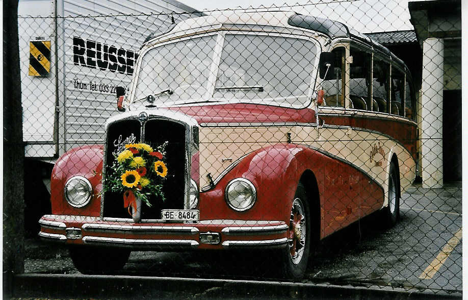 (050'035) - Reusser, Thun - BE 8484 - Saurer/R&J (ex Hsler, Menziken) am 7. Oktober 2001 in Thun, Garage