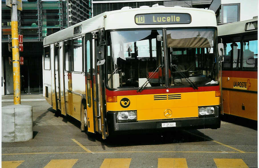 (050'422) - PTT-Regie - P 25'300 - Mercedes/R&J am 19. Oktober 2001 beim Bahnhof Delmont