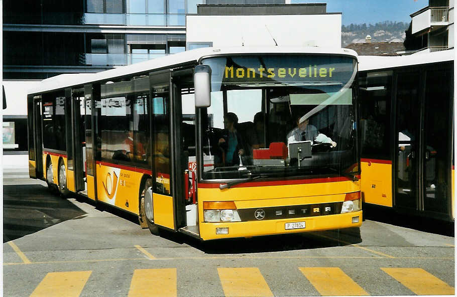 (050'433) - PTT-Regie - P 27'814 - Setra am 19. Oktober 2001 beim Bahnhof Delmont