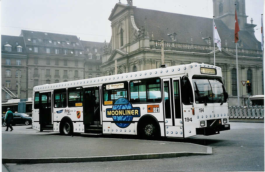 (050'610) - SVB Bern - Nr. 194/BE 451'194 - Volvo/R&J am 18. November 2001 beim Bahnhof Bern