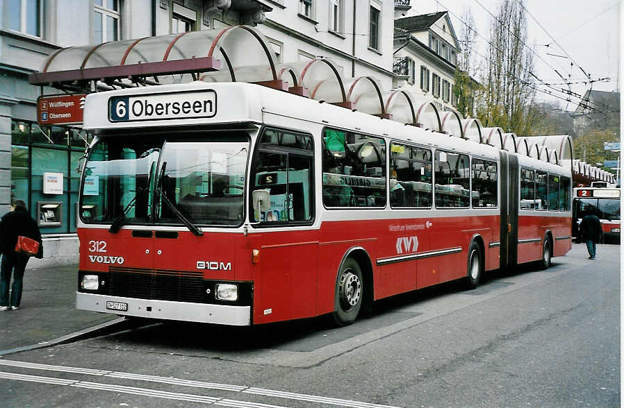 (050'729) - WV Winterthur - Nr. 312/ZH 527'312 - Volvo/Hess am 19. November 2001 beim Hauptbahnhof Winterthur