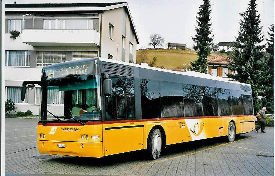 (050'734) - Engeloch, Riggisberg - Nr. 9/BE 447'240 - Neoplan am 1. Dezember 2001 in Riggisberg, Post