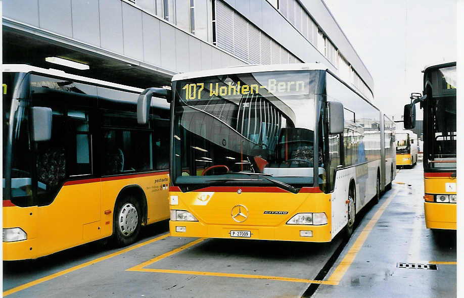 (050'803) - PTT-Regie - P 27'009 - Mercedes am 1. Dezember 2001 in Bern, Postautostation