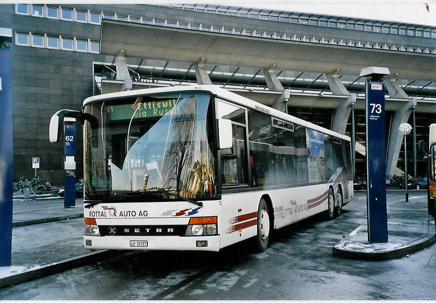 (050'917) - ARAG Ruswil - Nr. 12/LU 15'727 - Setra am 24. Dezember 2001 beim Bahnhof Luzern