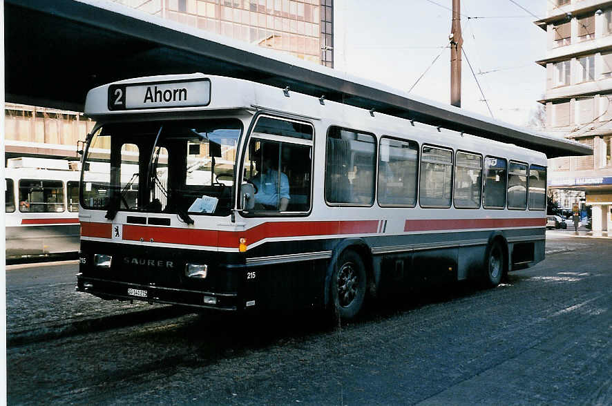 (051'113) - VBSG St. Gallen - Nr. 215/SG 141'215 - Saurer/Hess am 27. Dezember 2001 beim Bahnhof St. Gallen