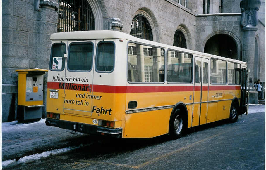 (051'118) - PTT-Regie - P 25'657 - Saurer/Lauber am 27. Dezember 2001 beim Bahnhof St. Gallen