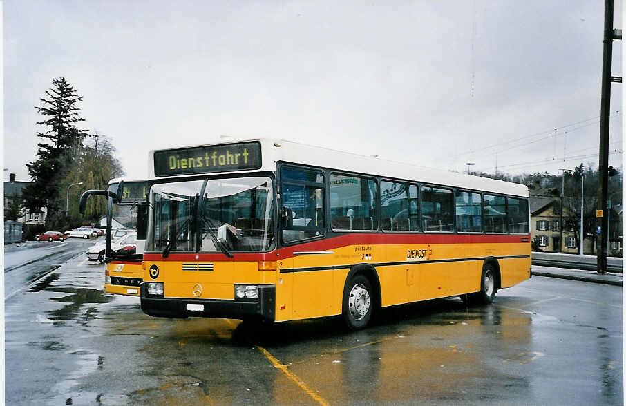 (051'133) - AVA Aarberg - Nr. 2/BE 85'802 - Mercedes/R&J am 29. Dezember 2001 beim Bahnhof Lyss