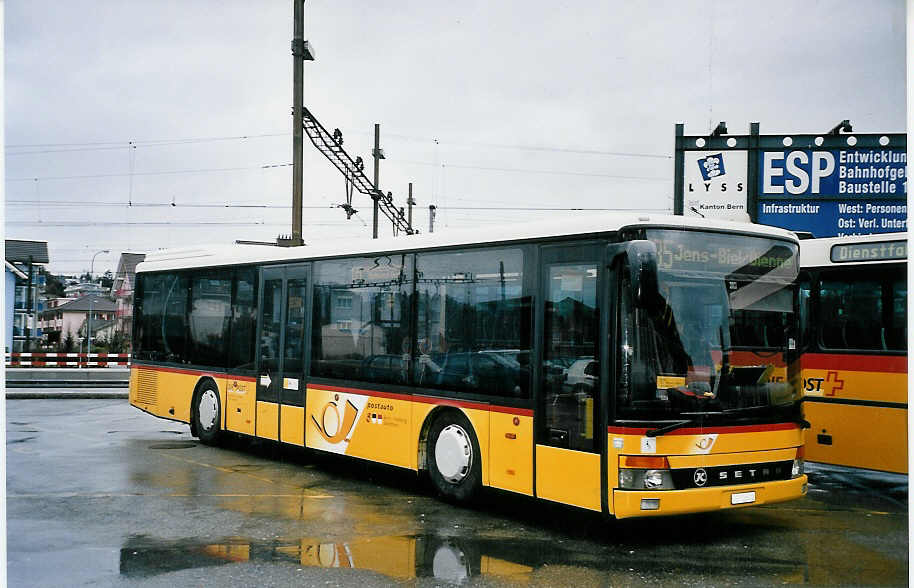 (051'134) - AVA Aarberg - Nr. 1/BE 26'611 - Setra am 29. Dezember 2001 beim Bahnhof Lyss