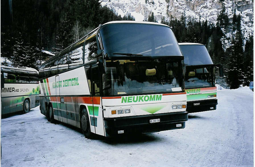 (051'432) - Neukomm, Horboden - BE 200'789 - Neoplan am 6. Januar 2002 in Adelboden, Unter dem Birg