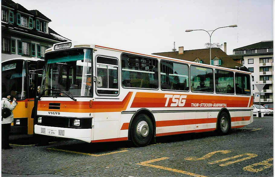 (051'620) - STI Thun - Nr. 1/BE 26'784 - Volvo/R&J (ex TSG Blumenstein Nr. 1) am 19. Januar 2002 beim Bahnhof Thun