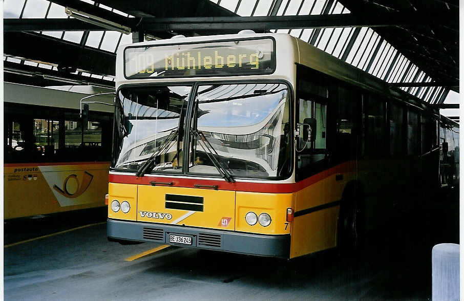 (051'904) - Steiner, Ortschwaben - Nr. 7/BE 336'245 - Volvo/Lauber am 4. Februar 2002 in Bern, Postautostation