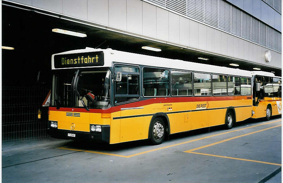 (052'127) - PTT-Regie - P 25'367 - Mercedes/R&J am 17. Februar 2002 in Bern, Postautostation