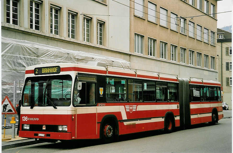 (052'634) - VB Biel - Nr. 136/BE 446'136 - Volvo/R&J am 30. Mrz 2002 beim Bahnhof Biel