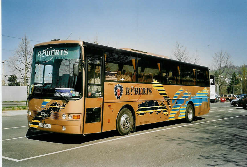 (052'716) - Aus England: Roberts, Leicester - P 101 GHE - Van Hool am 3. April 2002 in Thun, Seestrasse