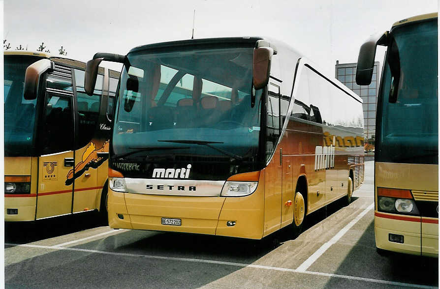 (052'806) - Marti, Kallnach - Nr. 2/BE 572'202 - Setra am 6. April 2002 in Kallnach, Garage