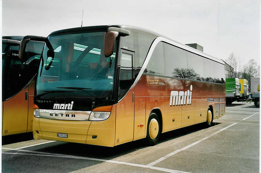 (052'809) - Marti, Kallnach - Nr. 22/BE 572'222 - Setra am 6. April 2002 in Kallnach, Garage