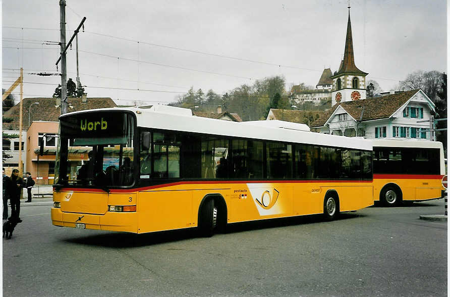 (052'814) - Gurtner, Worb - Nr. 3/BE 26'593 - Volvo/Hess am 7. April 2002 beim Bahnhof Worb Dorf