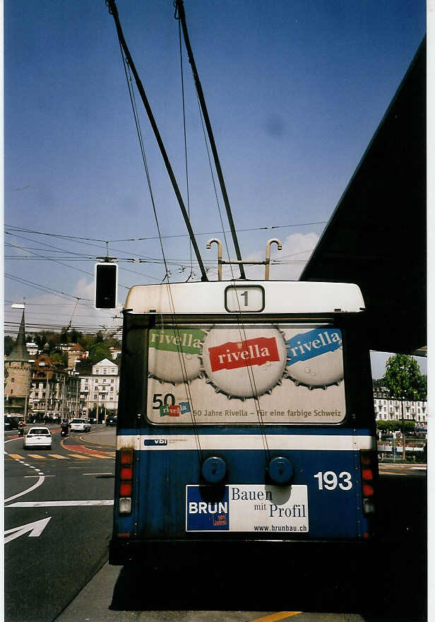 (053'225) - VBL Luzern - Nr. 193 - NAW/Hess Gelenktrolleybus am 25. April 2002 beim Bahnhof Luzern