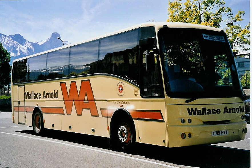 (053'323) - Aus England: Wallace, Torquay - Y 719 HWT - Plaxton am 15. Mai 2002 in Thun, Seestrasse