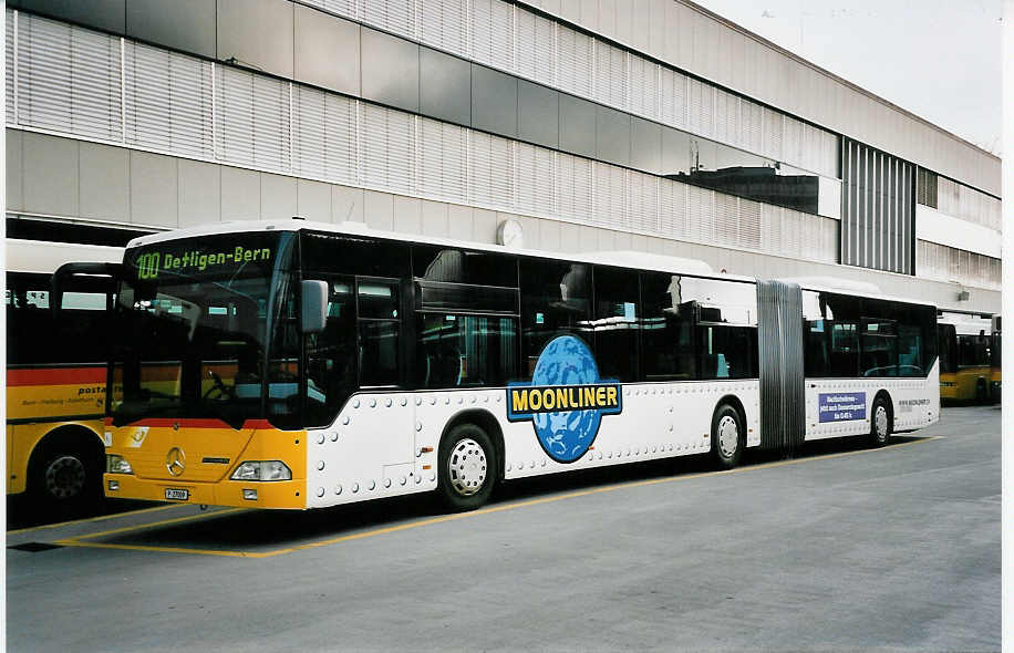 (053'418) - PTT-Regie - P 27'009 - Mercedes am 20. Mai 2002 in Bern, Postautostation