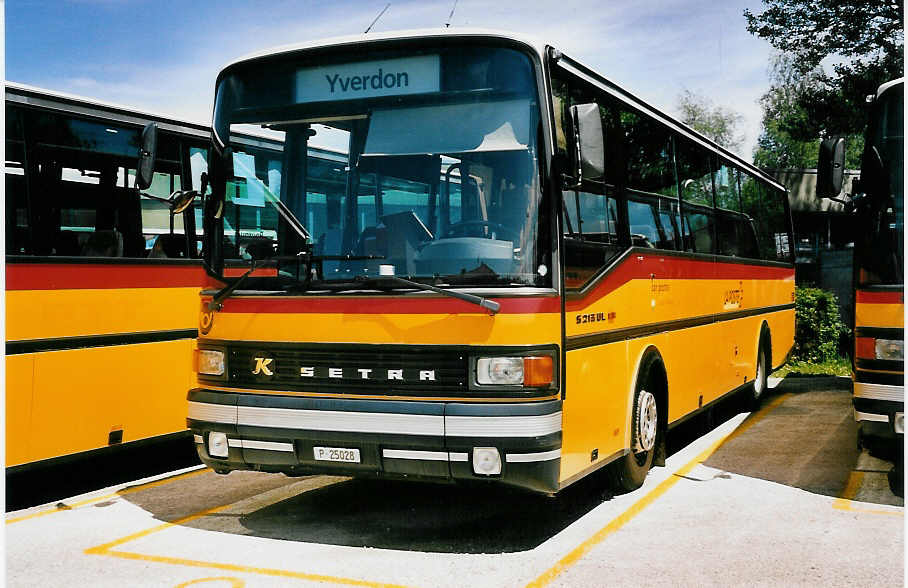 (053'436) - PTT-Regie - P 25'028 - Setra am 20. Mai 2002 in Yverdon, Garage