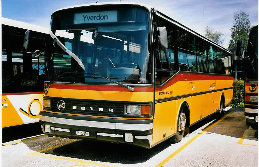 (053'437) - PTT-Regie - P 25'030 - Setra am 20. Mai 2002 in Yverdon, Garage