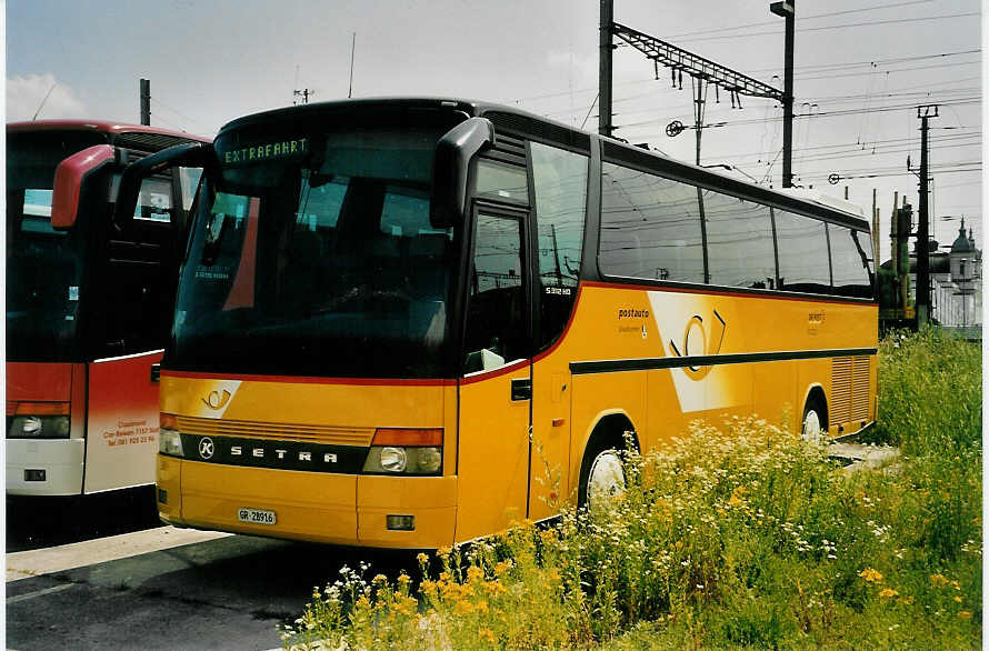 (054'124) - Stuppan, Flims - GR 28'916 - Setra am 22. Juni 2002 in Yverdon, Postgarage