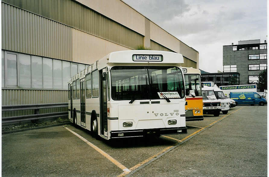 (054'433) - PostAuto Graubnden - Volvo/Hess (ex SBC Chur Nr. 1; ex Roth, Chur Nr. 13) am 15. Juli 2002 in Biel, Rattinbus