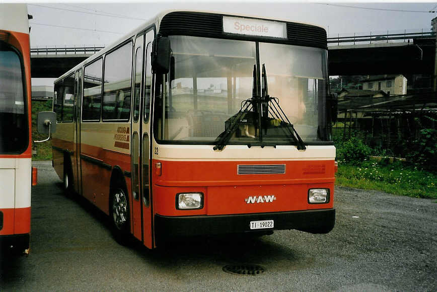 (054'726) - AMSA Chiasso - Nr. 22/TI 19'022 - NAW/Hess (ex Tischhauser, Oberschan) am 23. Juli 2002 in Balerna, Garage