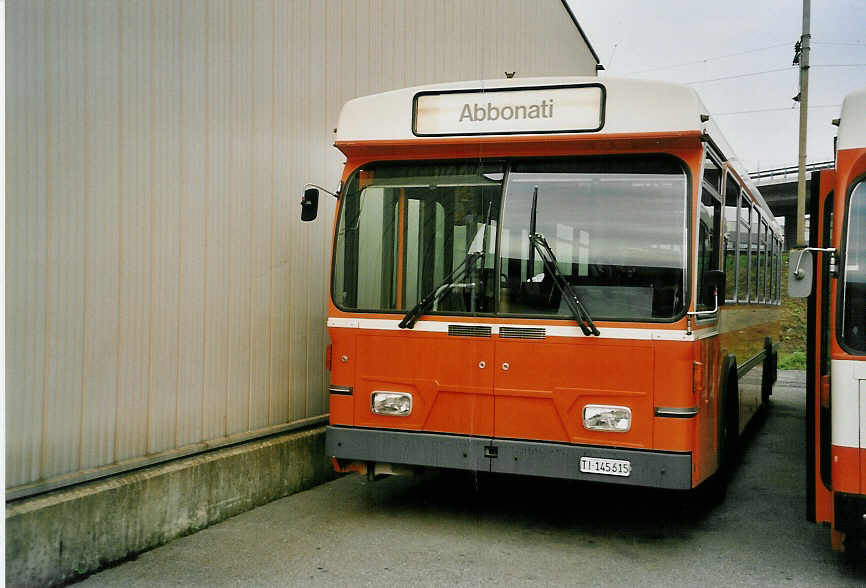 (054'728) - AMSA Chiasso - Nr. 15/TI 145'615 - Saurer/Hess am 23. Juli 2002 in Balerna, Garage