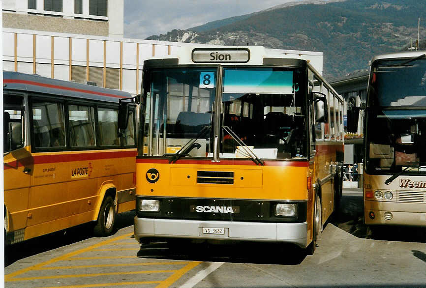 (054'911) - Dubuis, Savise - VS 3682 - Scania/Lauber am 23. Juli 2002 beim Bahnhof Sion