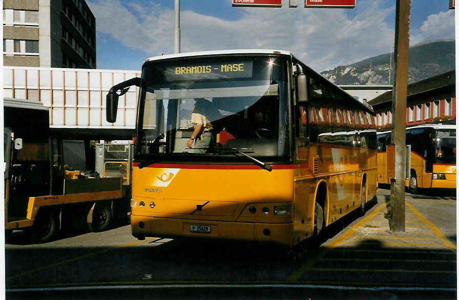 (054'918) - PTT-Regie - P 25'629 - Volvo am 23. Juli 2002 beim Bahnhof Sion