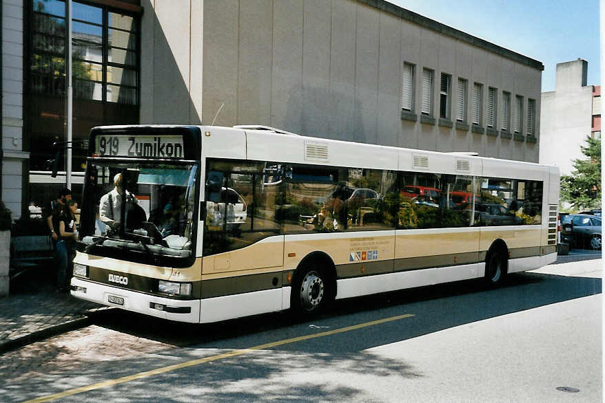 (055'111) - AZZK Zollikon - Nr. 41/ZH 457'041 - Iveco am 27. Juli 2002 beim Bahnhof Ksnacht