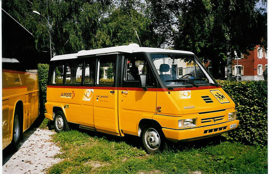 (055'510) - PTT-Regie - P 21'024 - Renault am 25. August 2002 in Yverdon, Garage