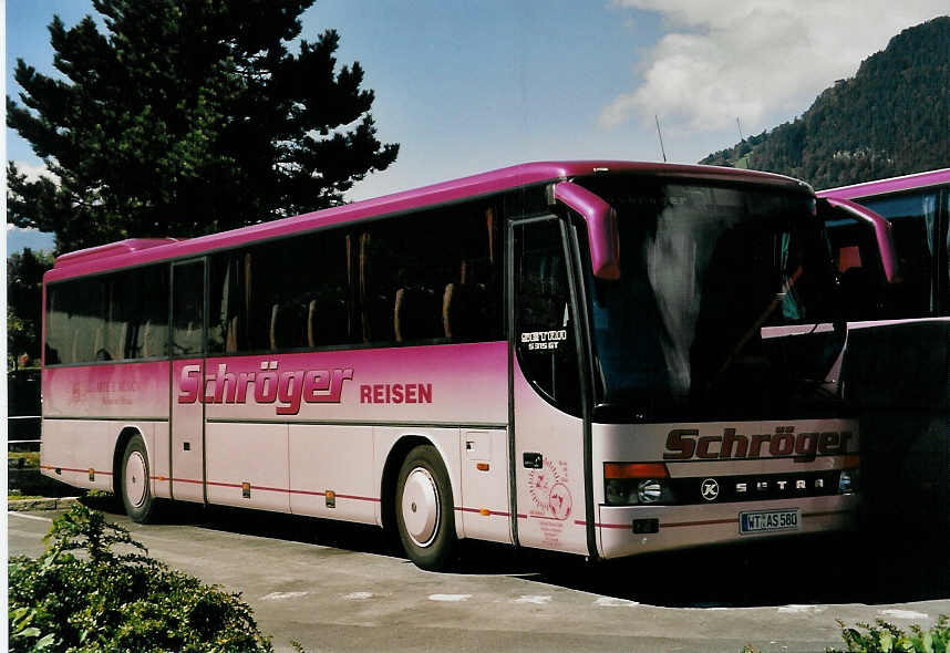 (056'121) - Aus Deutschland: Schrger, Ghrwil - WT-AS 580 - Setra am 28. September 2002 beim Bahnhof Interlaken West