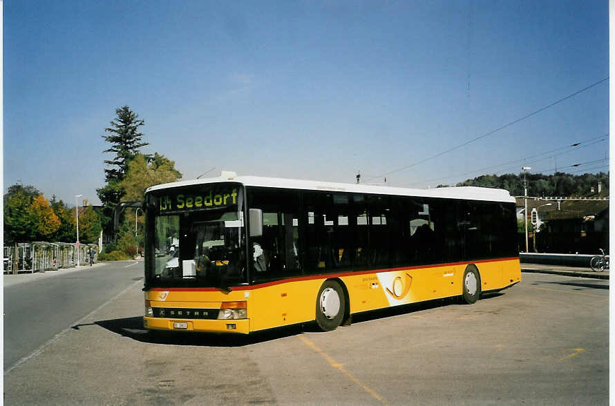 (056'129) - AVA Aarberg - Nr. 1/BE 26'611 - Setra am 29. September 2002 beim Bahnhof Lyss