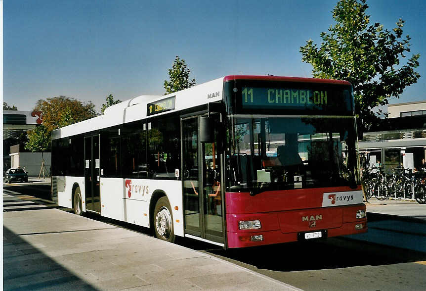 (056'206) - TRAVYS Yverdon - VD 3712 - MAN am 29. September 2002 beim Bahnhof Yverdon